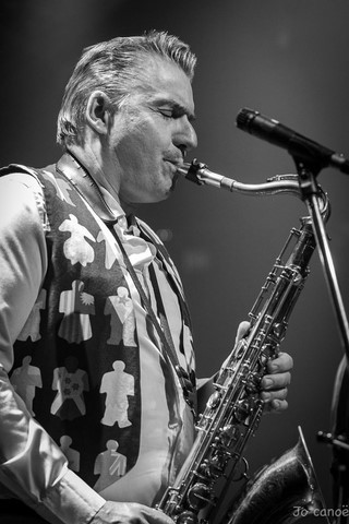 Le Saxophoniste de smoking tropical